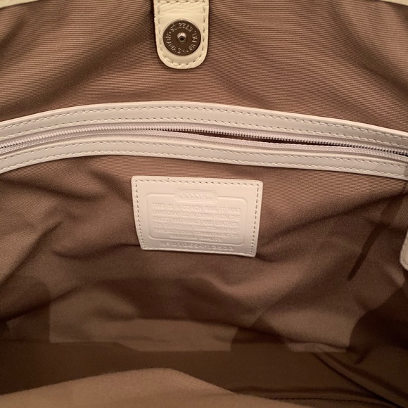 Coach - Medium Tote/Shoulder Bag - Picture 3 of 3